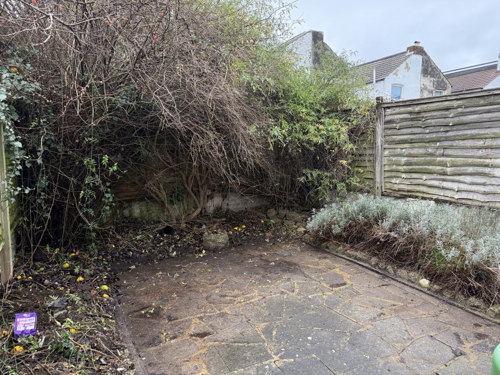 Lot: 147 - THREE-BEDROOM HOUSE IN NEED OF IMPROVEMENT - Garden with paving slabs